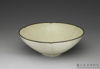 图片[2]-Bowl with incised chi-dragon and lotus decoration in white glaze, Ding ware, Song dynasty (960-1279)-China Archive